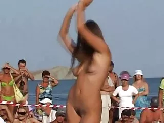 Masturbación de una preciosa morena frente a la peliculas porno subtituladas al castellano cámara