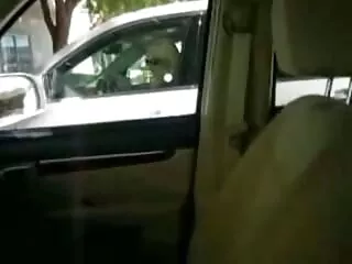 Una joven belleza videos porno hentai sub en español en pantalones cortos se le da a un hombre.