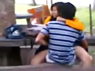 El anime porno subtitulado español masaje se convierte rápidamente en una follada violenta