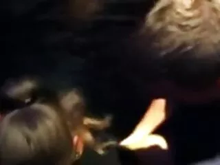 Linda morena acaricia a madre e hijo en hotel subtitulado un chico con su cuerpo