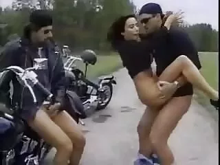 Morena en aceite sub español porn y un tipo blanco