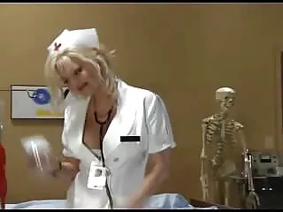 Invitada a un casting y follada a una pono subtitulado rubia con medias blancas