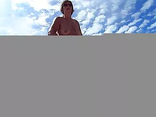 Le gusta escupir en porno sub completo el culo